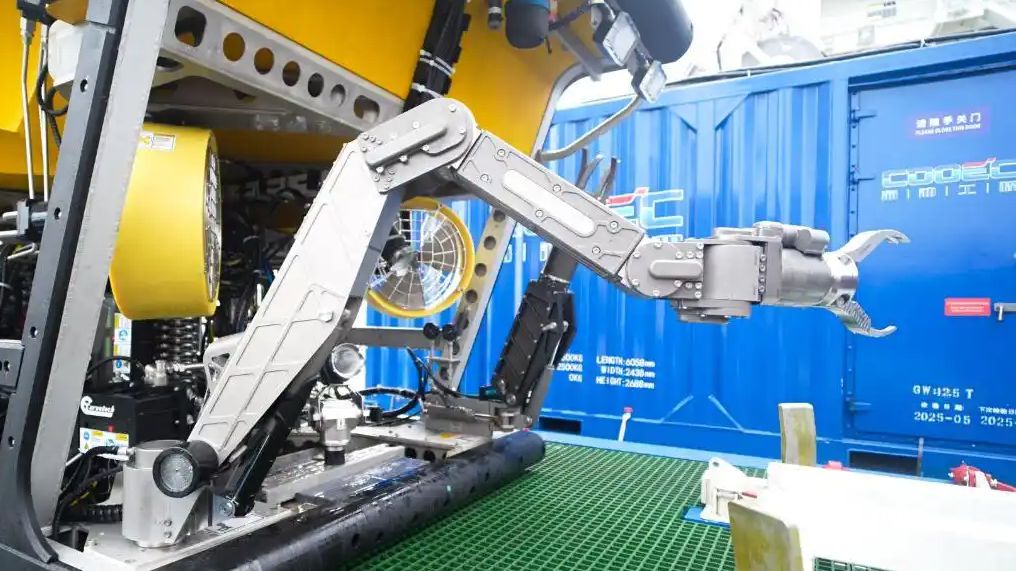 A high-tech deep-sea robotic arm with seven functions designed for complex underwater operations at depths of 7,000 meters.
