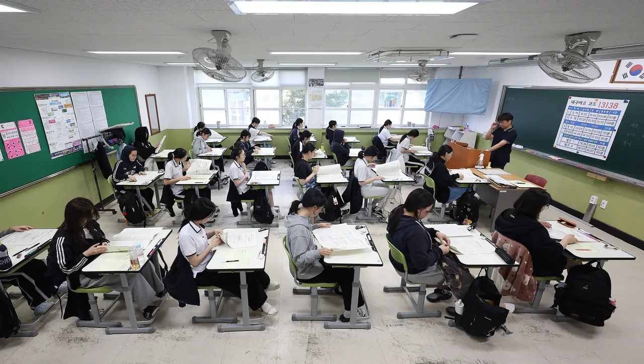 South Korean students in a classroom after AI rollback in classrooms, highlighting the shift from digital textbooks back to traditional learning.