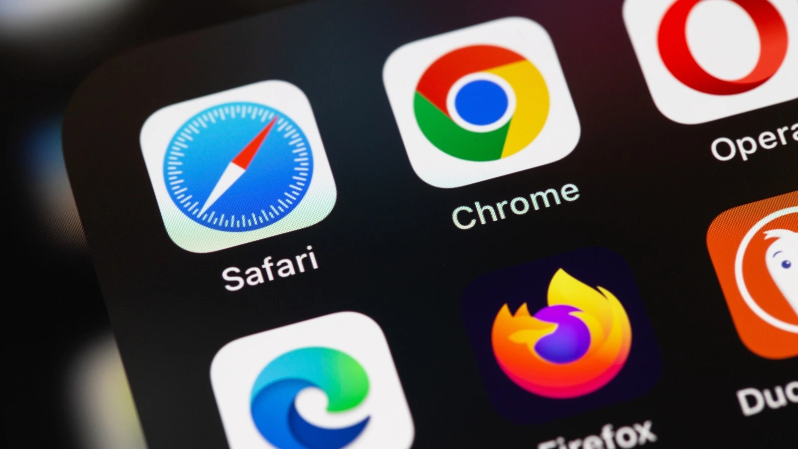 Apple warns iPhone users as Safari challenges Google Chrome for privacy