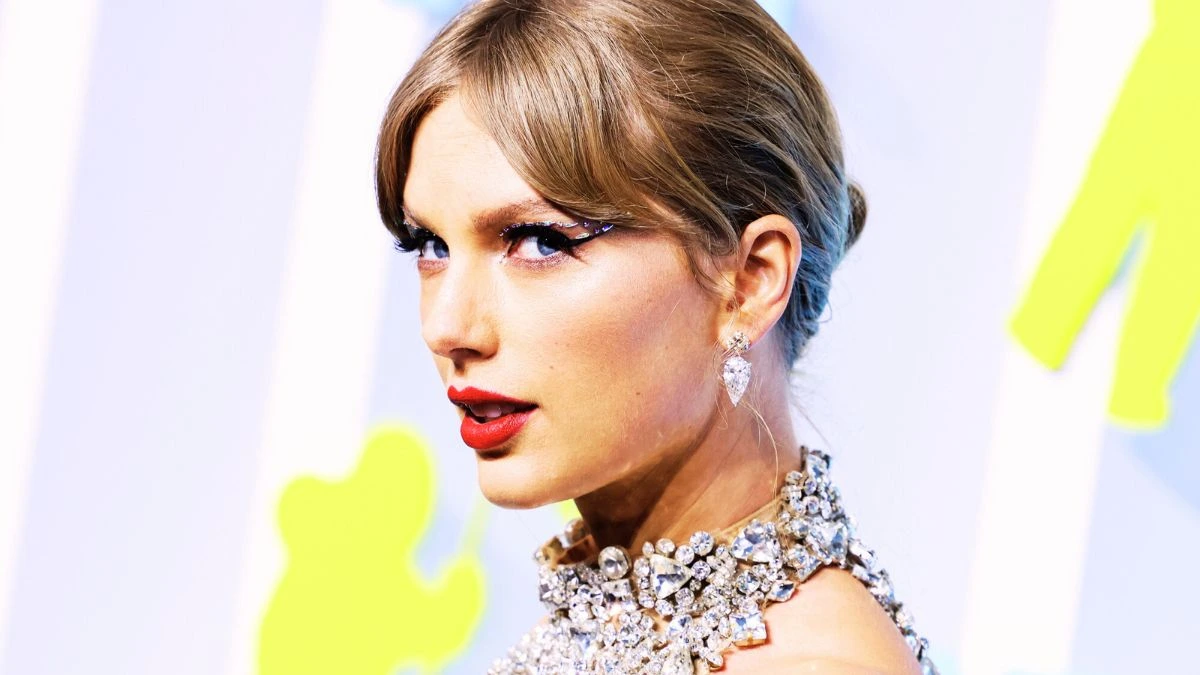 Taylor Swift performing at Life of a Showgirl screening during the Taylor Swift Hawaii Event 2025