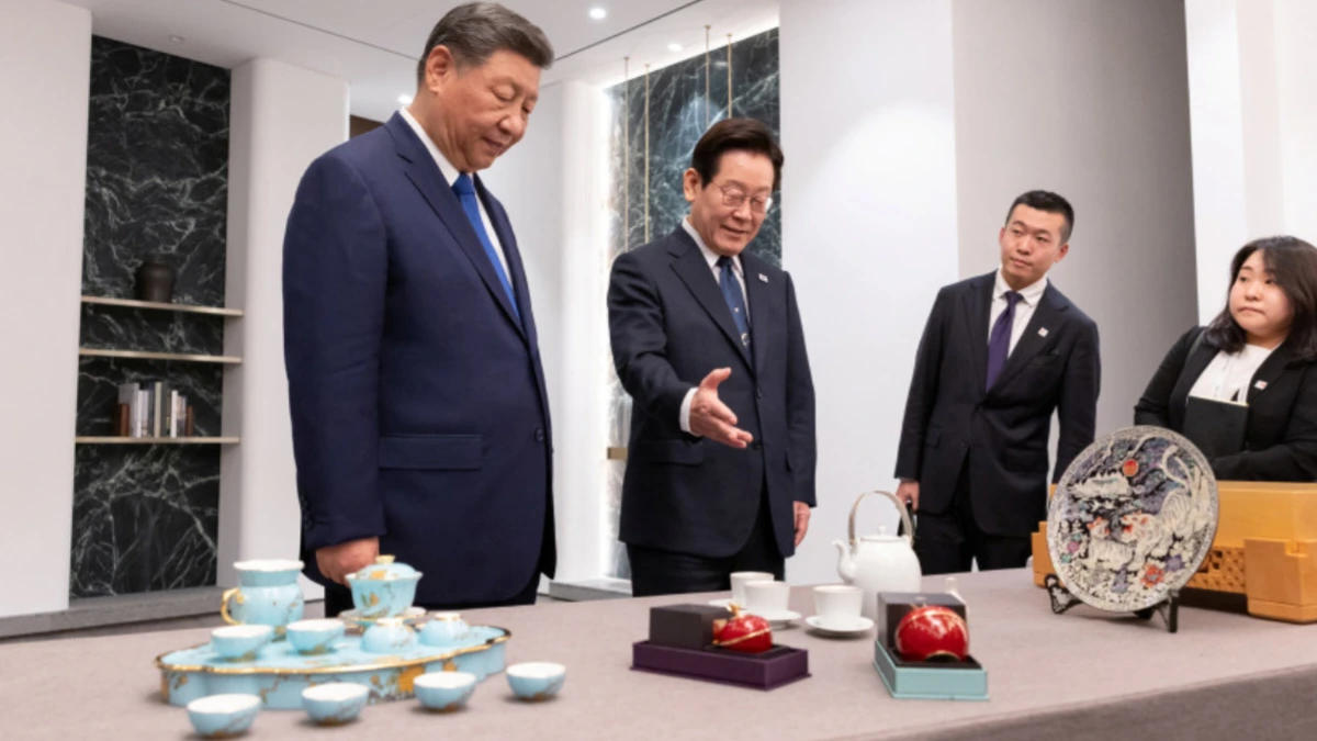 Xi jokes about backdoor while gifting Xiaomi phones to South Korea’s Lee during APEC summit in Gyeongju