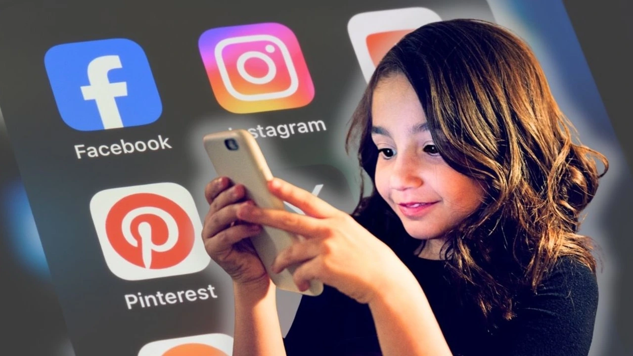 Teenagers using smartphones with social media apps blocked under Australia social media ban