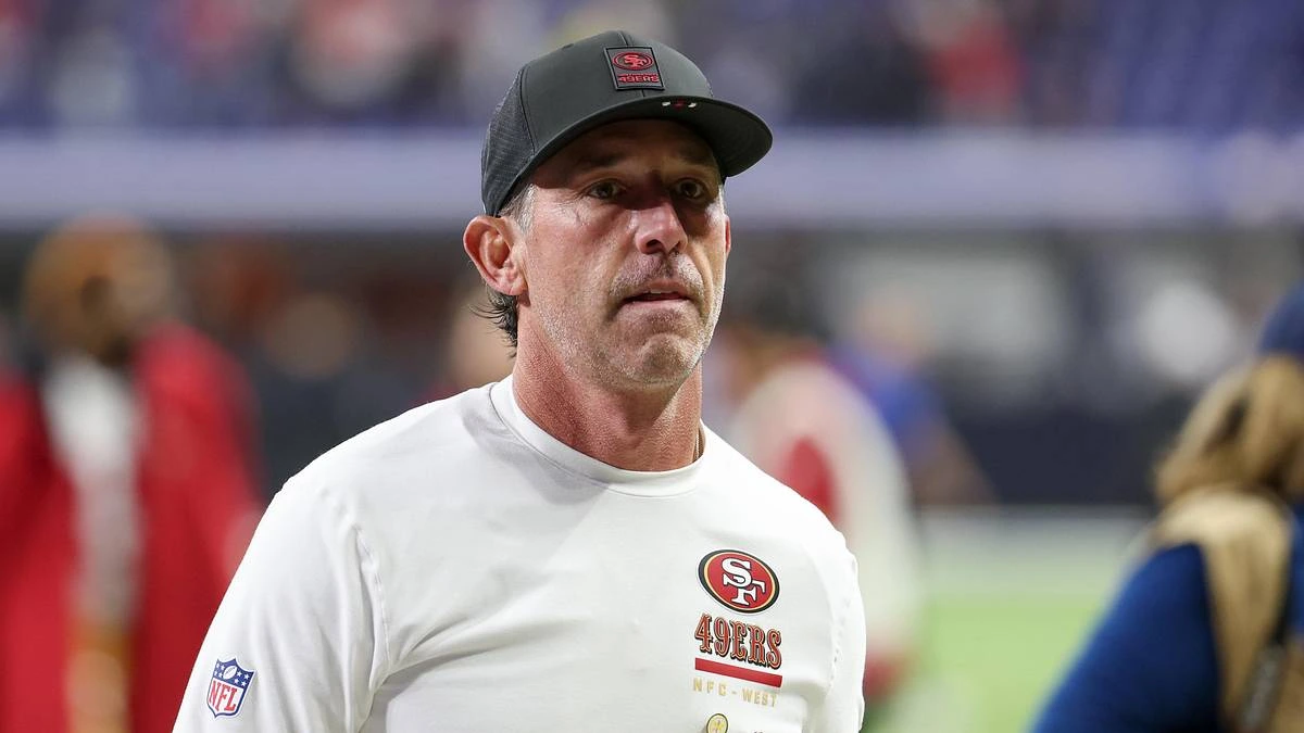 Kyle Shanahan on the sideline before his car accident injuries update